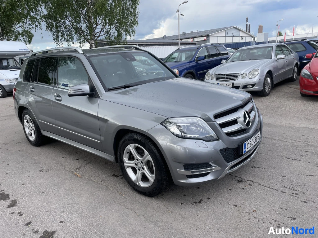 Etuviisto, nokka oikealle: Mercedes-Benz GLK kuvattu etuviistöstä oikealta, harmaa koripinta ja etusäleikkö näkyvät.