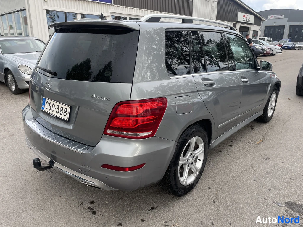Takaviisto: Mercedes-Benz GLK takaosistä ja oikean sivun viistokuvassa, rekisteri CS0-388 ja perävaununostokin näkyvät.