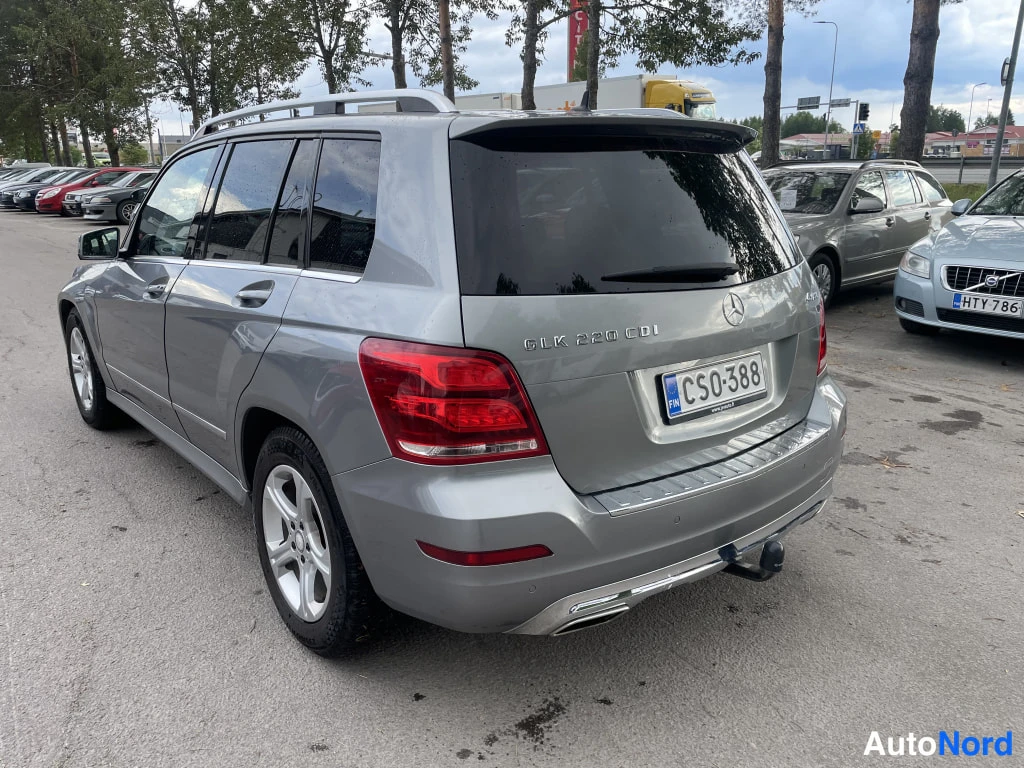 Takaviisto: Mercedes-Benz GLK takaosa ja vasen sivu viistosti, peräovessa teksti GLK 220 CDI 4MATIC ja rekisteri CS0-388.
