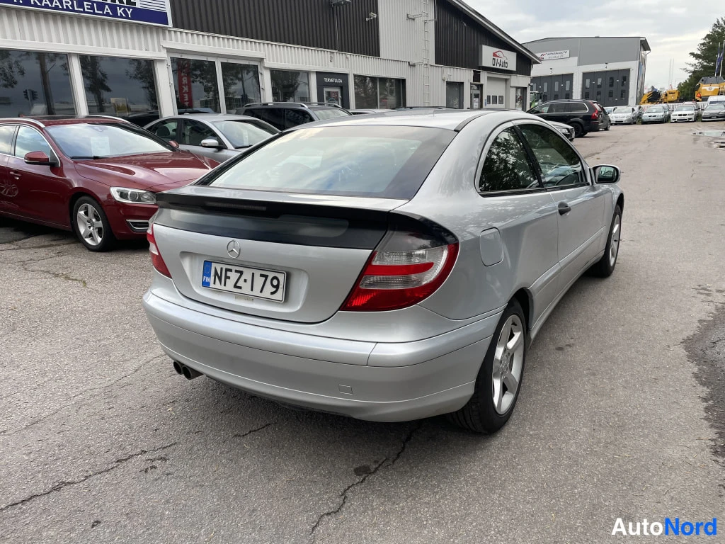 Takaviisto: Hopeanvärinen Mercedes-Benz C-sarjan coupe takaa vasemmalta kolmesta neljänneksestä kuvattuna, rekisteritunnus.