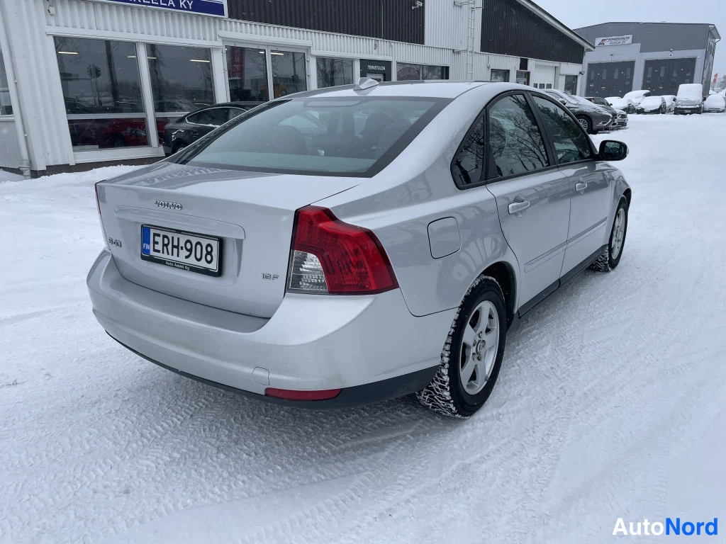 Takaviisto: Hopeisen sedanin takaosa kolmannesvasemmalle, rekisterikilpi, Volvo- ja S40-merkit kannessa.