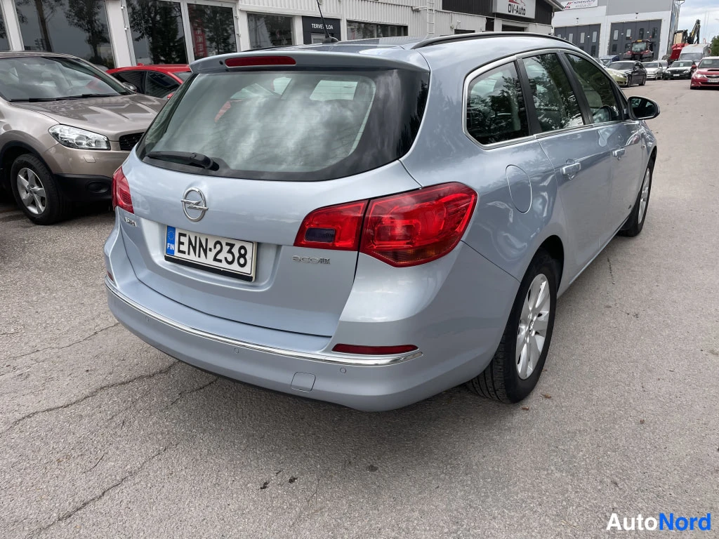 Takaviisto: Opel Astra -farmarin takaosa ja takakontti vasemmalta takakulmasta, rekisteritunnus.