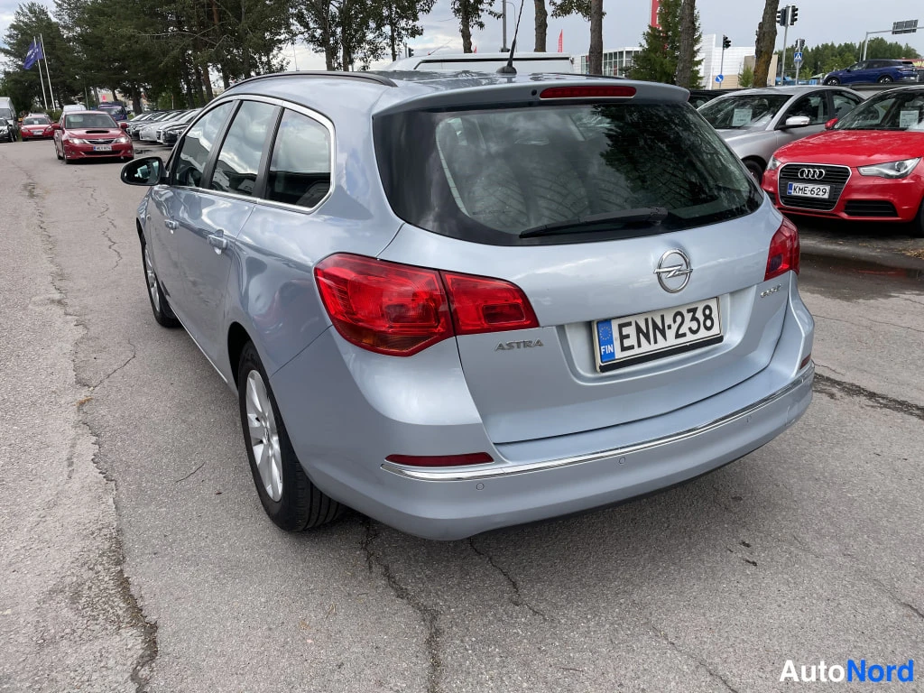 Takaviisto: Opel Astra -farmari takaa vasemmalta takakulmasta nähtynä, ASTRA-takamerkinnäinen, rekisteritunnus.