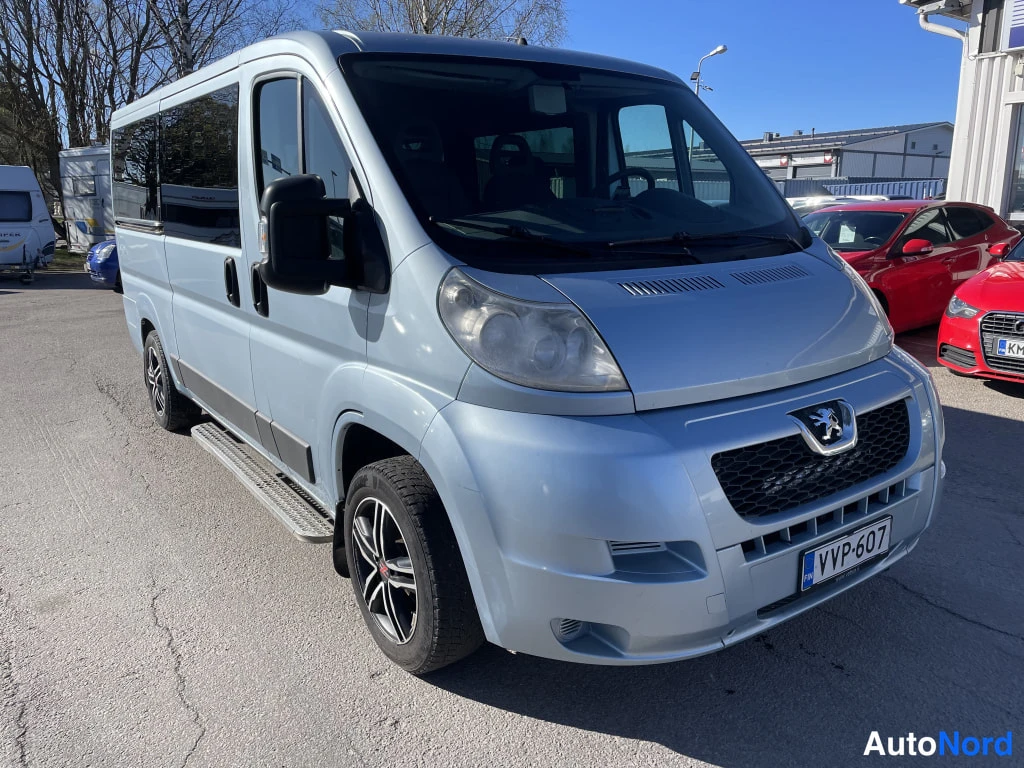 Etuviisto, nokka oikealle: Peugeot Boxer -pakettiauto etuviistöstä oikealta, vaaleansininen koripinta ja rekisterikilpi.