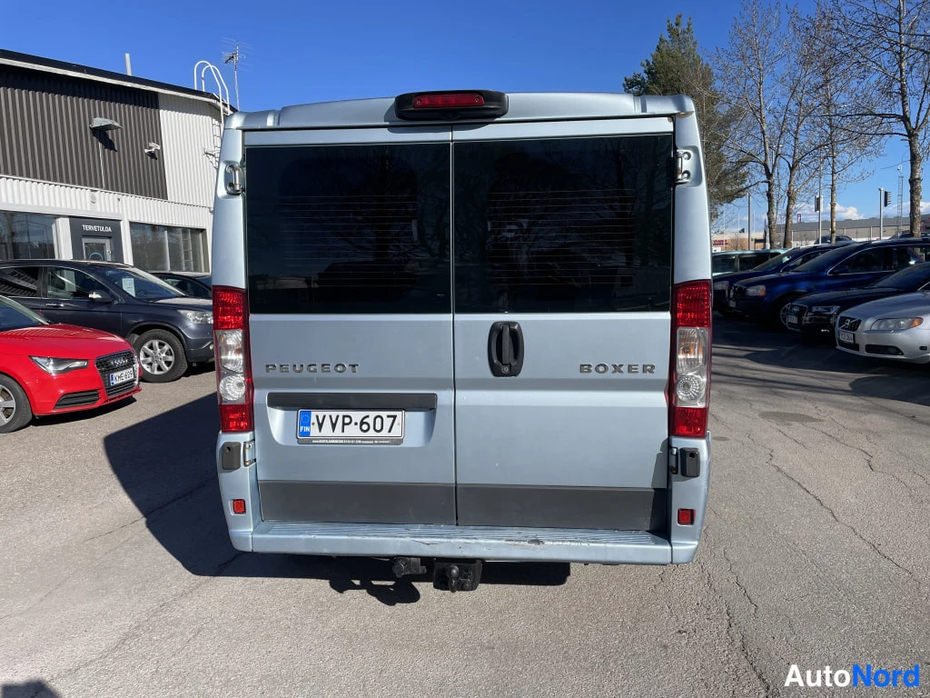 Takaa: Peugeot Boxerin perä suoraan takaa, PEUGEOT- ja BOXER-tekstit takaluukussa sekä rekisterikilpi.