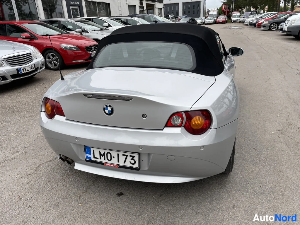 Takaa: Hopeanvärinen BMW Z4 takaa suoraan kuvattuna, musta pehmeä katto, rekisterikilpi.