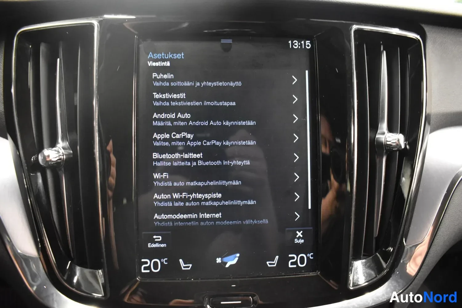 Muu: Kojelaudan keskinäytös näyttää Asetukset-valikon Viestintä-osion: Puhelin, Tekstiviestit, Android Auto, Apple CarPlay, Bluetooth-laitteet, Wi-Fi, Auton Wi-Fi-yh
