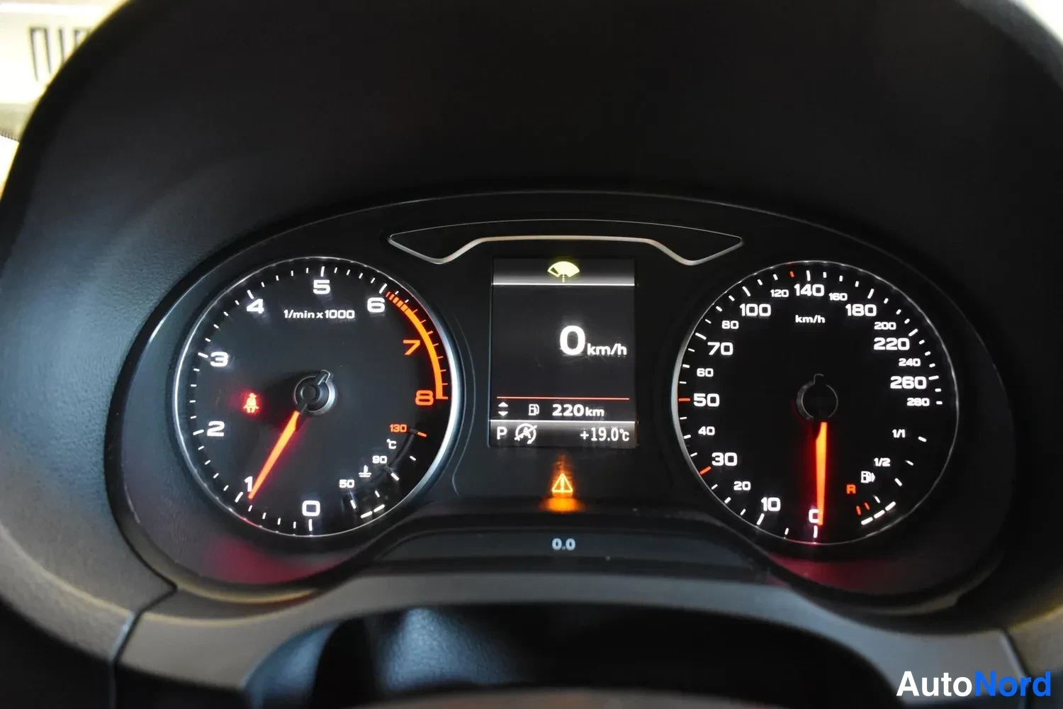 Muu: Audi A3:n kojelauta: nopeusmittari aina 260 km/h asti, kierroslukumittari ja keskinäyttö näyttää 0 km/h ja +19,0 °C.