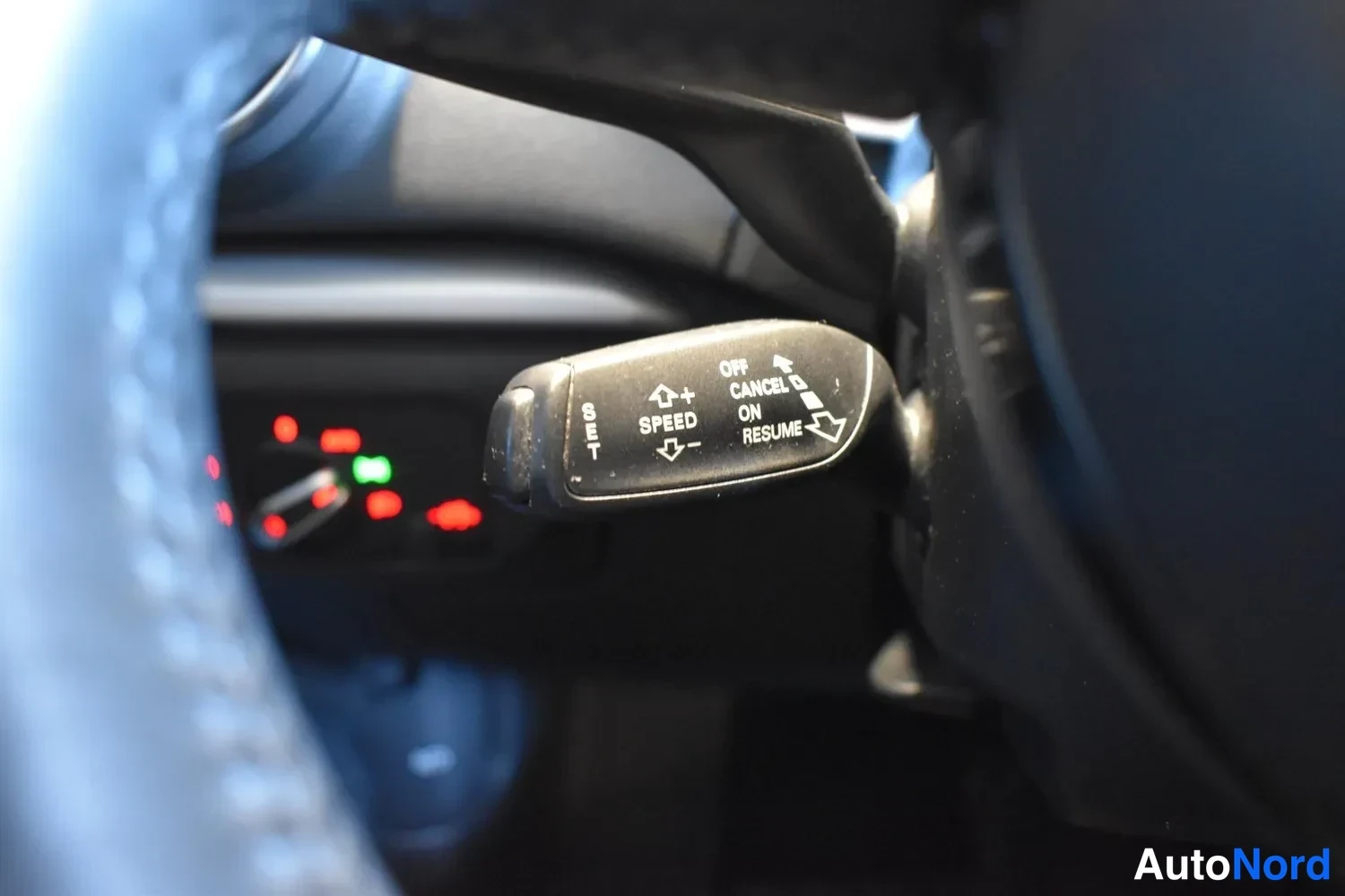 Yksityiskohta: Vakionopeudensäädintanko ohjaustangossa SET-, SPEED- ja OFF/CANCEL/ON/RESUME-merkinnöillä.