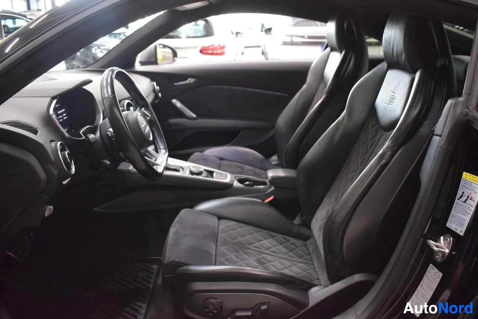 Musta Audi TTS 2016, etuistuimet, kuva 11
