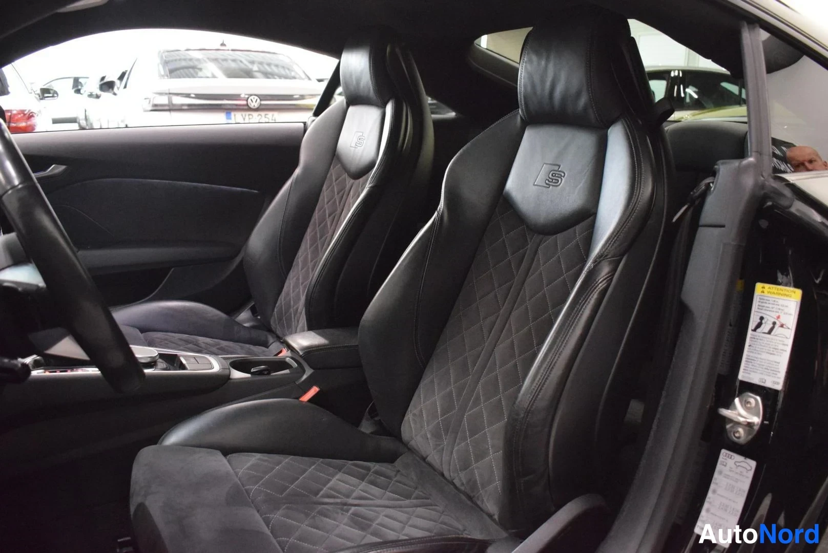 Musta Audi TTS 2016, etuistuimet, kuva 12