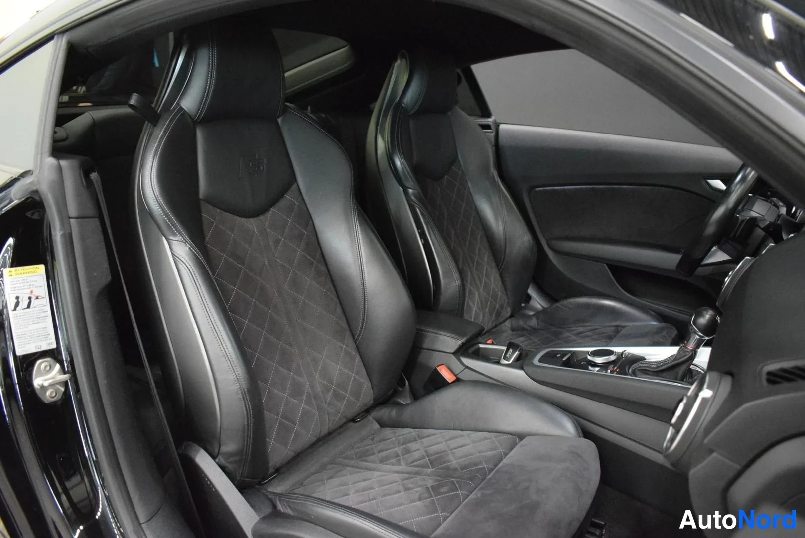 Musta Audi TTS 2016, etuistuimet, kuva 13
