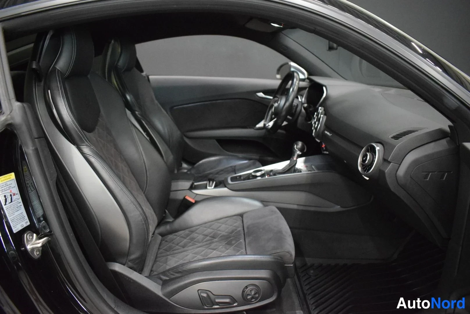 Musta Audi TTS 2016, ohjaamo, kuva 9