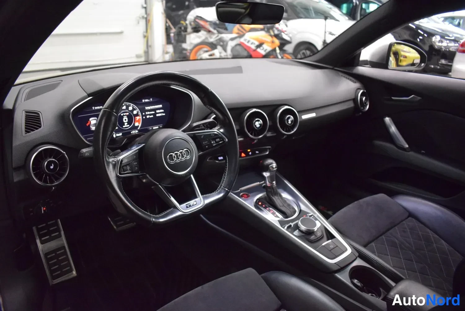 Muu: Audi-ohjauspyörä, digitaalinen mittaristo, pyöreät ilmastointisuuttimet ja manuaali-/automaattivaihteen valitsin keskikonsolissa.