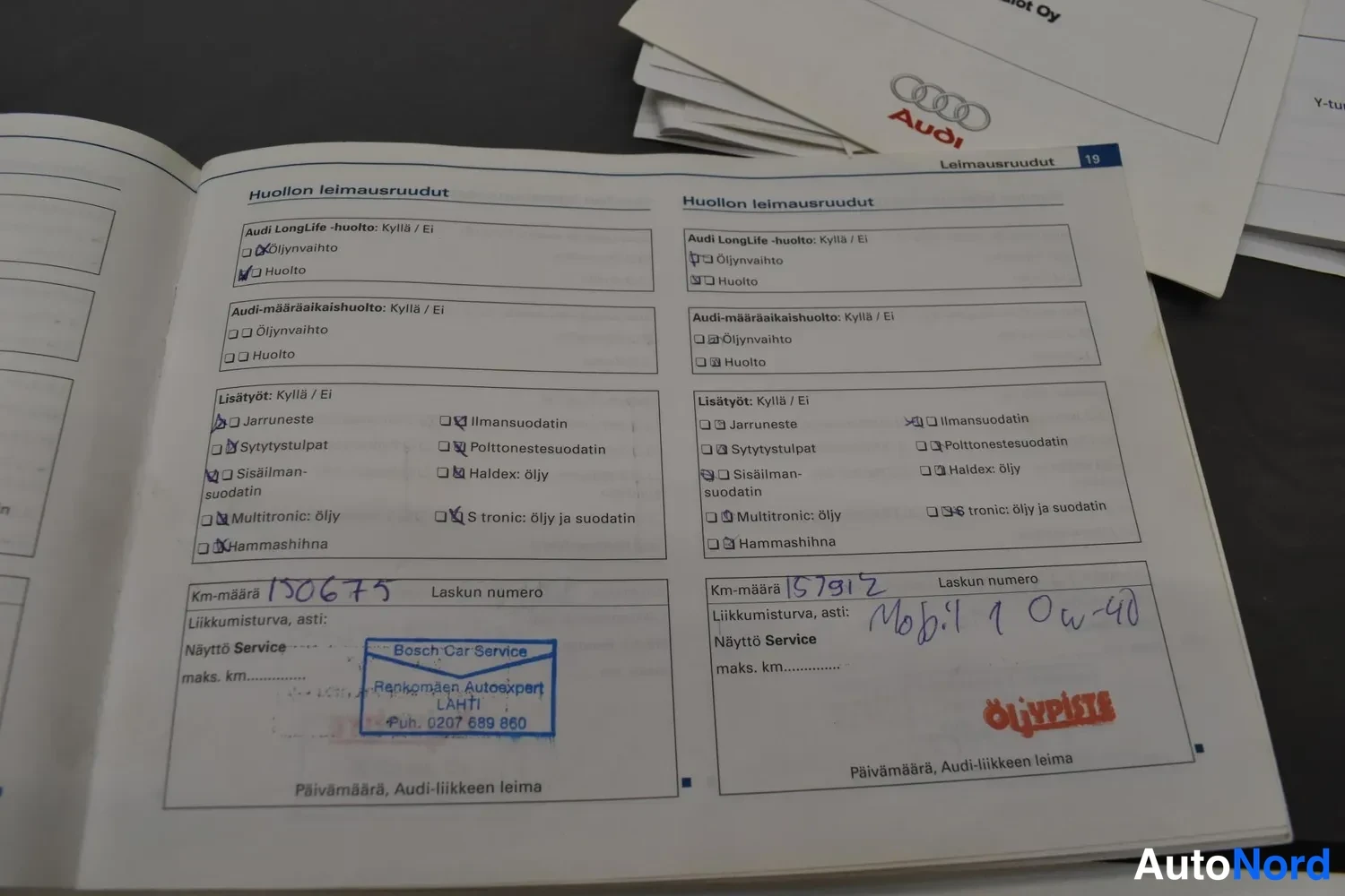 Muu: Audi-huoltokirjan sivu 19, huollon leimausruudut käsinkirjoituksin ja leimoin.
