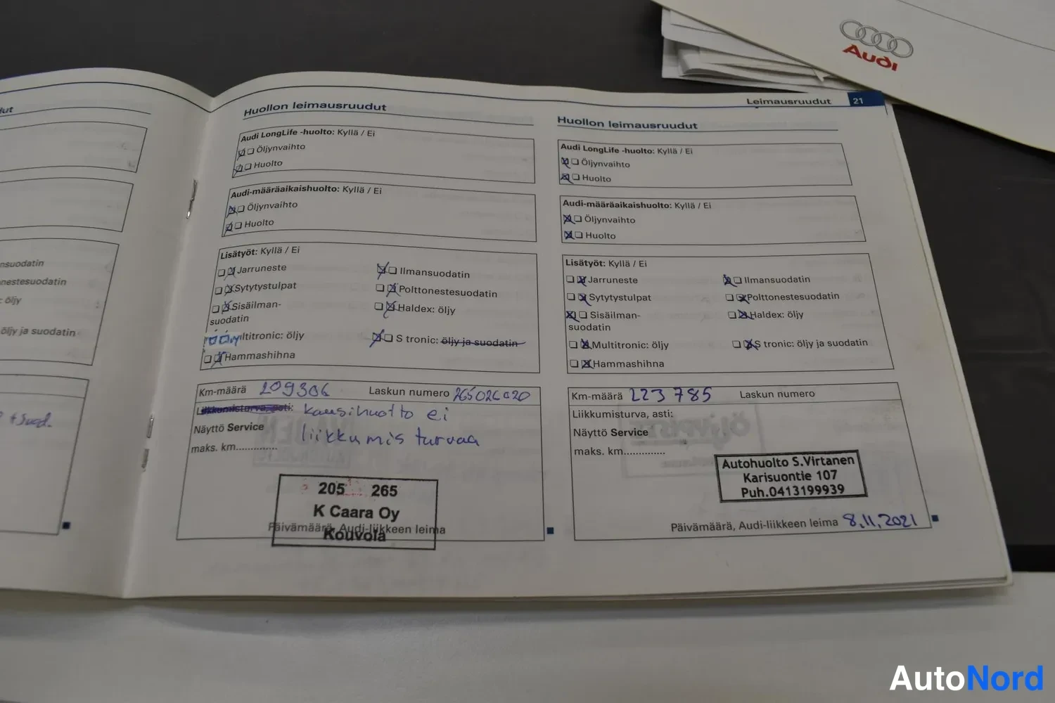 Muu: Audi-huoltokirjan sivu 21, huollon leimausruudut huoltoliikkeiden leimoilla.