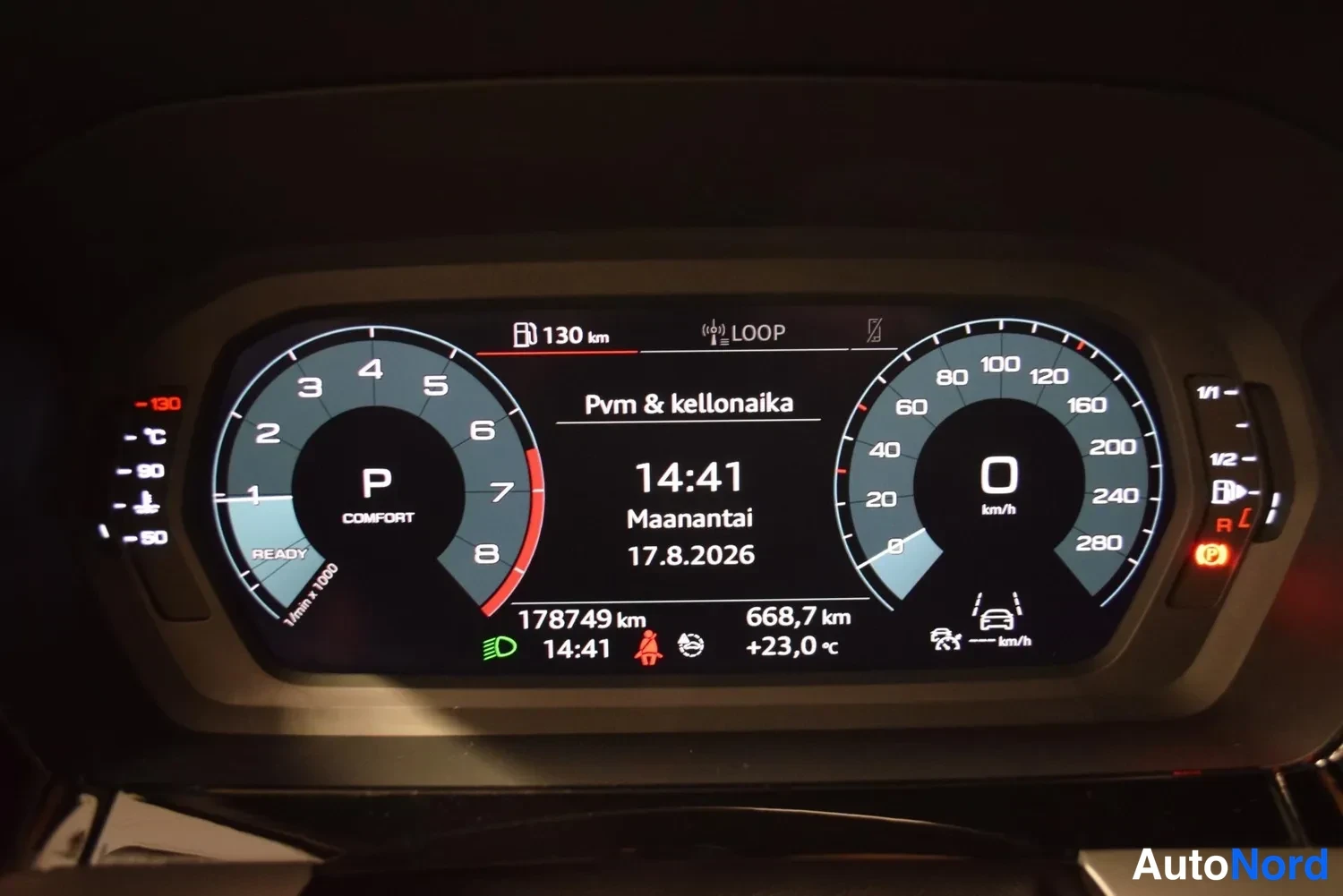 Muu: Digitaalinen mittaristo lähikuva: nopeusmittari 0 km/h, P-vaihde, komfort-tila, kellonaika 14:41, päivämäärä 17.8.2026, kokonaislukema 178749 km ja matkatietoko