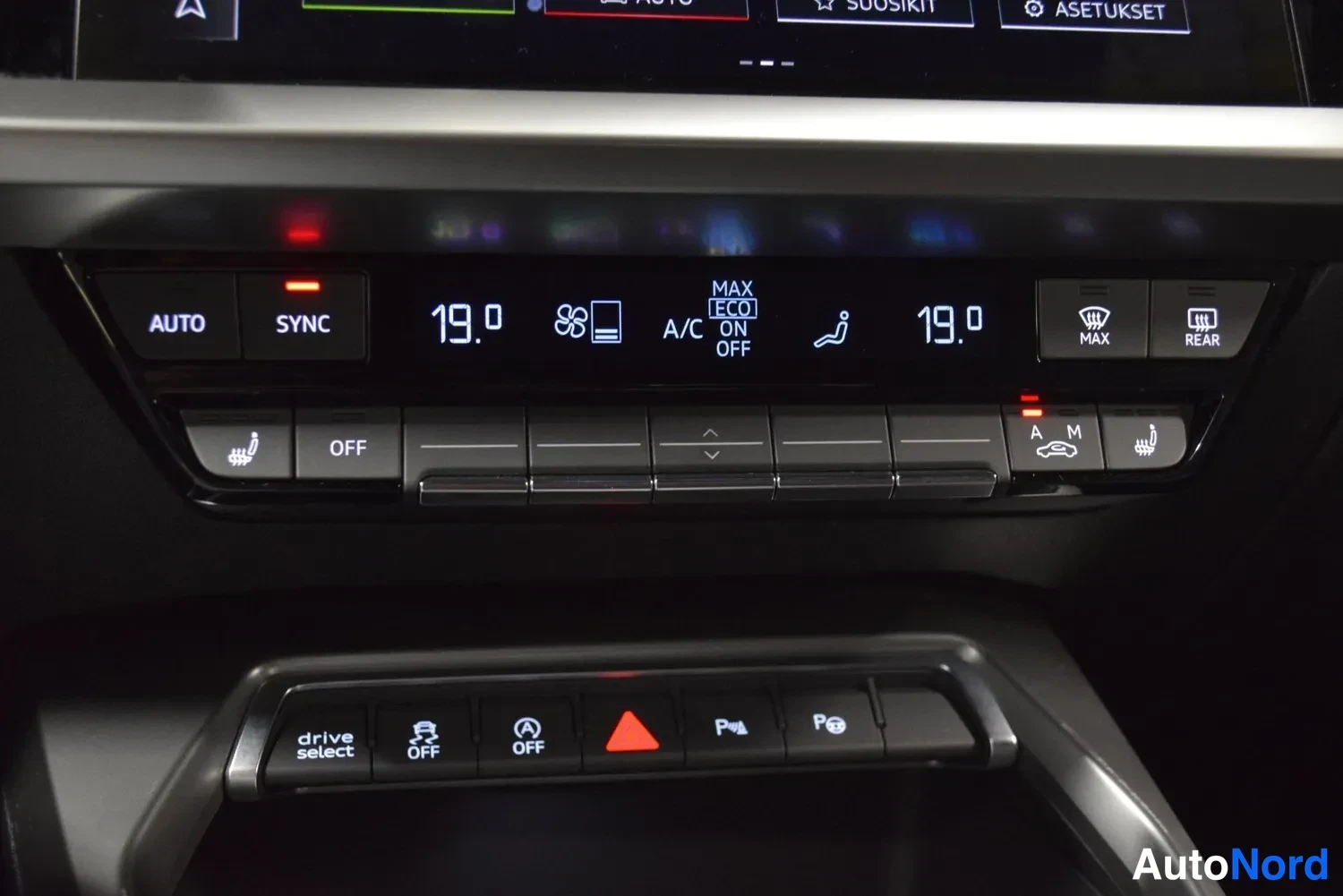 Muu: Auton keskinäytön alapuoliset ilmastointipainikkeet (AUTO, SYNC, A/C, MAX, REAR, lämmitys) ja alempaa drive select-, OFF-, A OFF-, varoitusvalo- ja parkkipainik