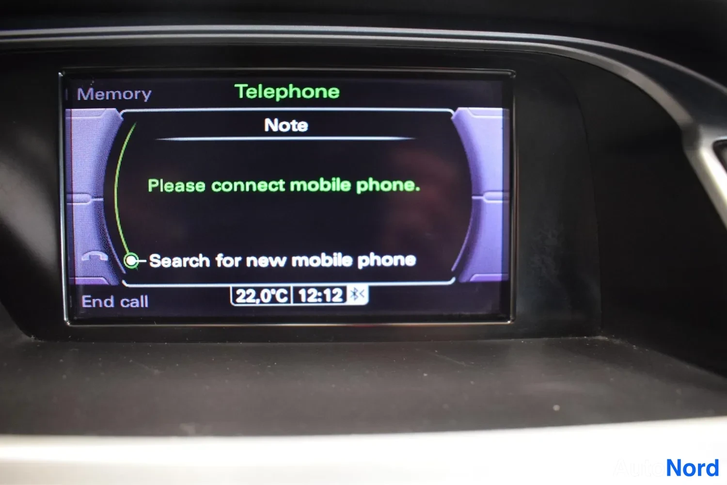 Muu: Ajoneuvon kojelautanäytön Telephone-valikko, jossa teksti 'Please connect mobile phone.' ja 'Search for new mobile phone'.