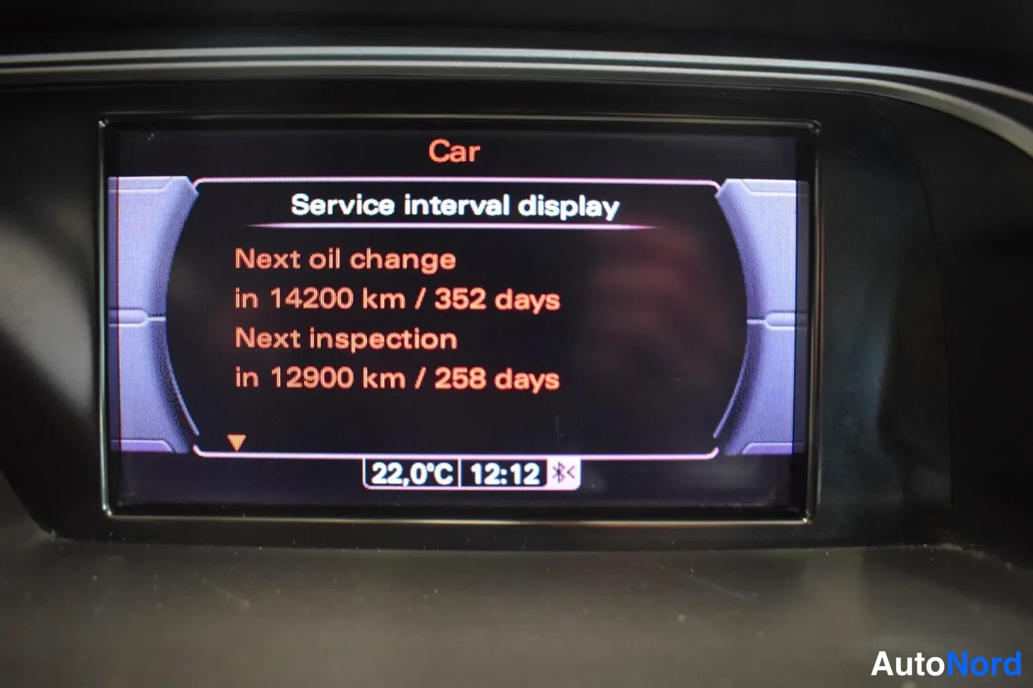 Muu: Kojelautanäytön Car-valikon Service interval display -sivu: seuraava öljynvaihto 14200 km / 352 päivän päästä ja seuraava katsastus 12900 km / 258 päivän päästä