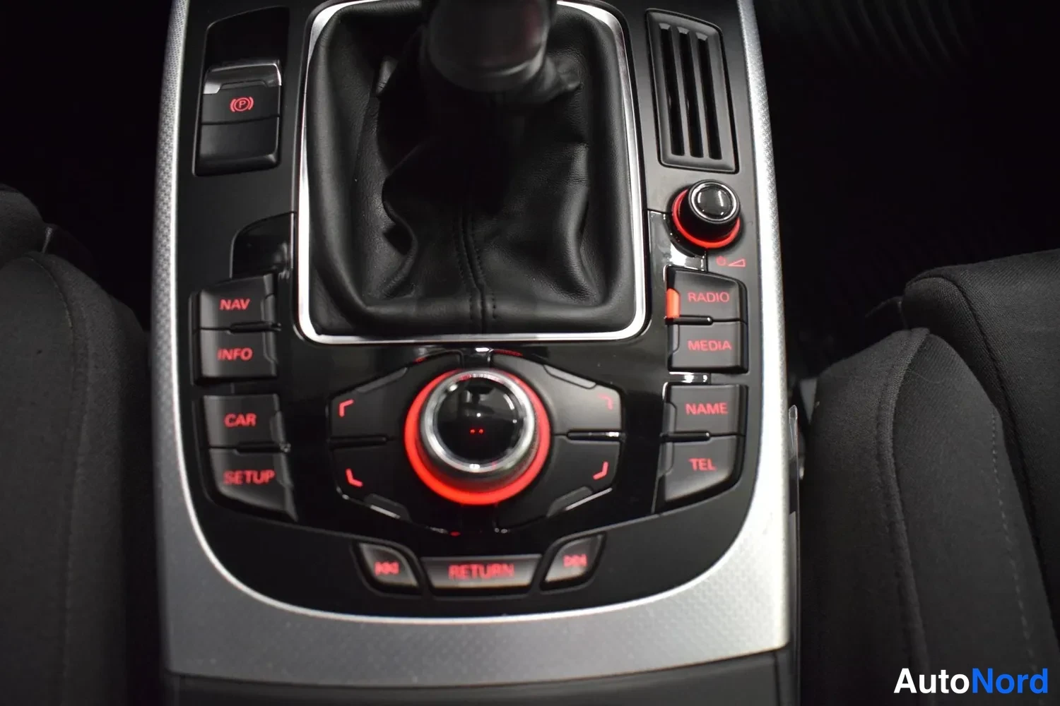 Muu: Keskikonsolin MMI-ohjausyksikkö ja automaattivaihteen valitsin, nappeineen NAV, INFO, CAR, SETUP, RADIO, MEDIA, NAME, TEL.