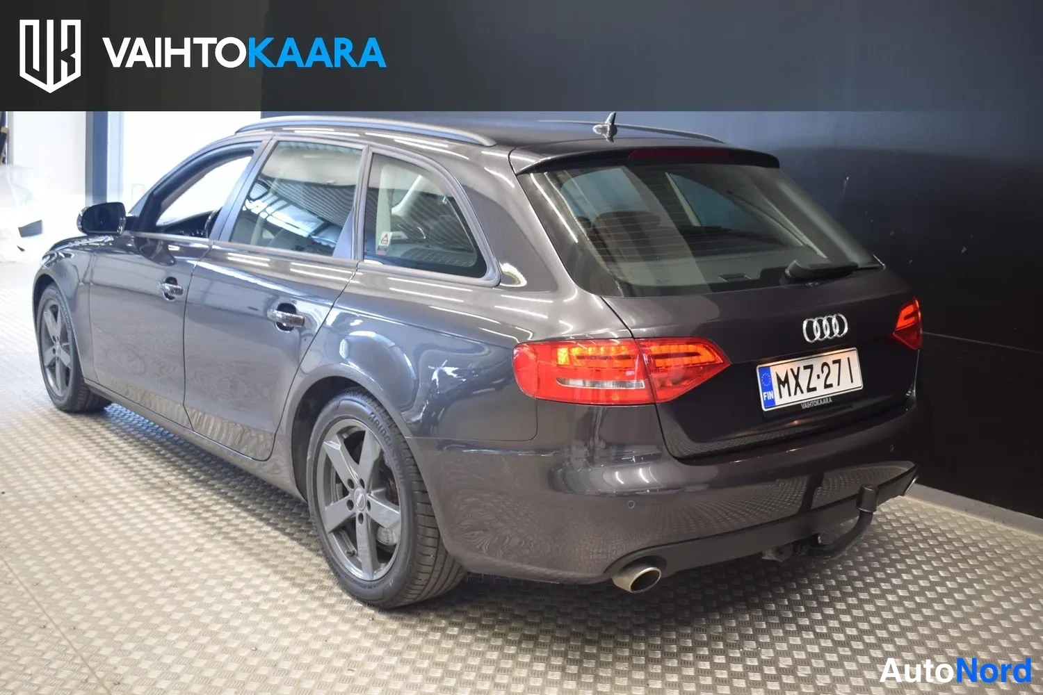 Takaviisto: Audi A4 Avant -farmari takanurkasta, keula vasemmalla, tuntematon rekisteri