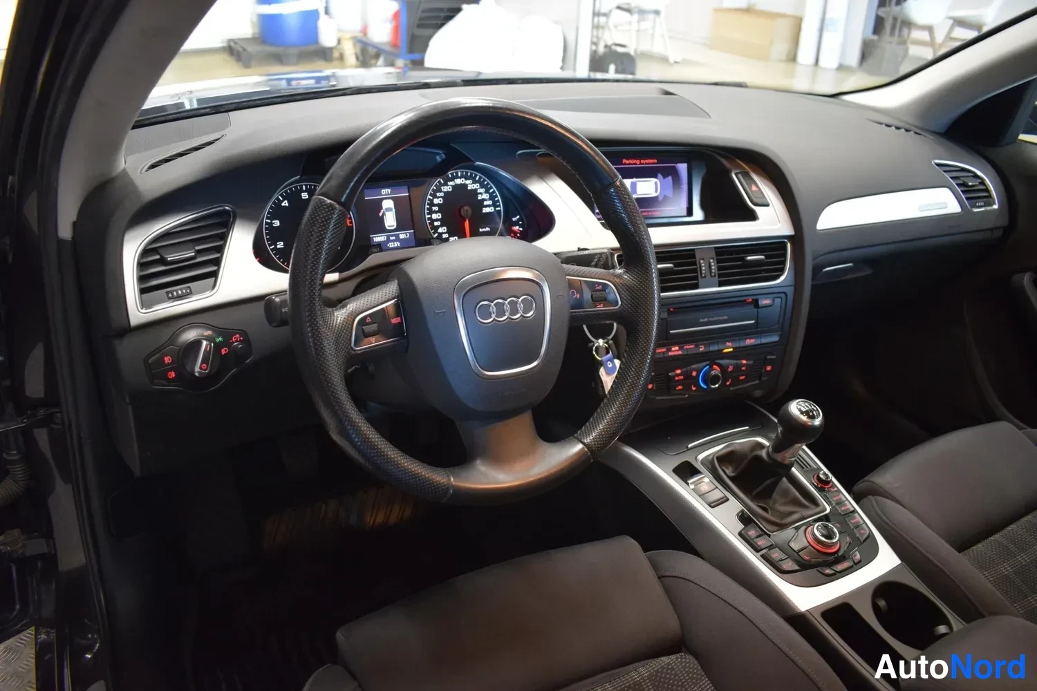 Muu: Ohjaamoa: Audi-ohjauspyörä, mittaristo ja manuaalivaihteistokahva.