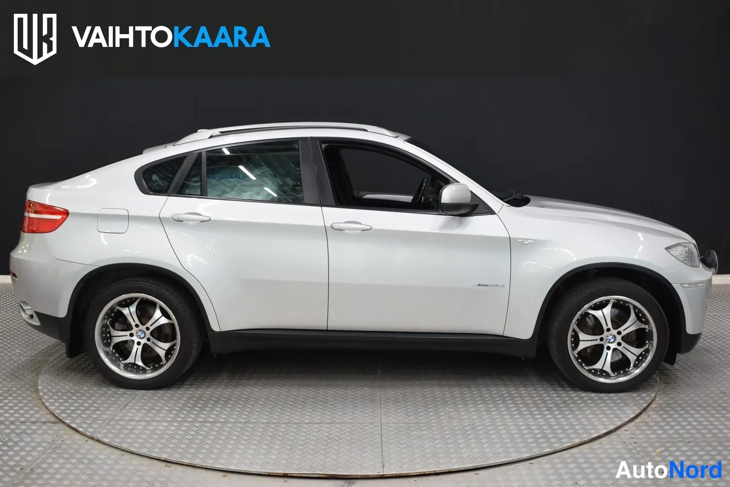 Harmaa BMW X6 2008, etuviisto, keula oikealle, kuva 2