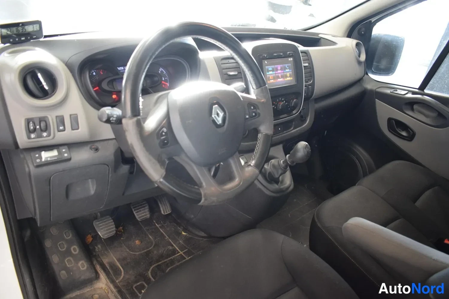 Muu: Kuljettajan puolen ohjaamo: Renault-ohjauspyörä, käsivaihtaja, kosketusnäyttö radionäkymässä ja tummat penkit, etulattiamatot likaantuneet.