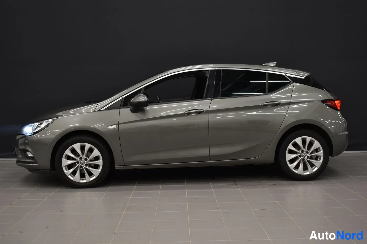 Harmaa Opel Astra 2018, sivulta, kuva 4