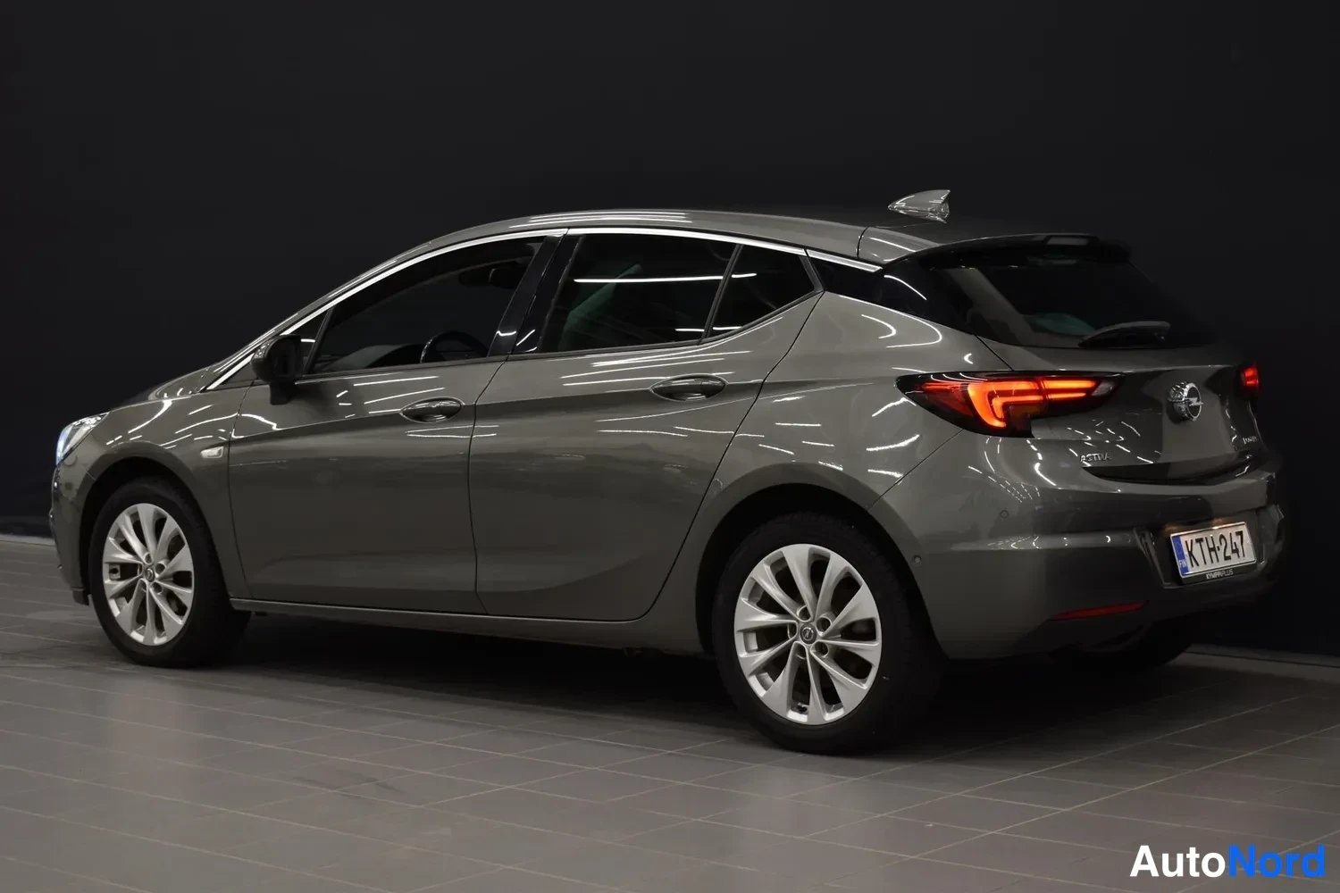 Harmaa Opel Astra 2018, takaviisto, kuva 10