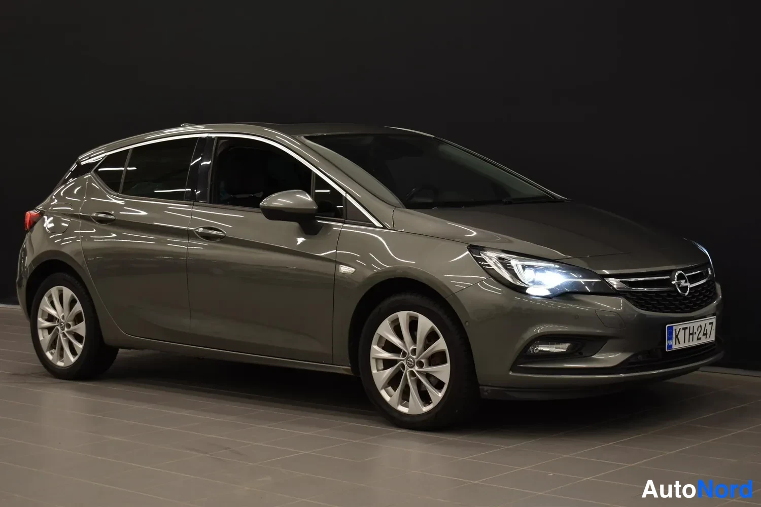 Harmaa Opel Astra 2018, etuviisto, keula oikealle, kuva 3