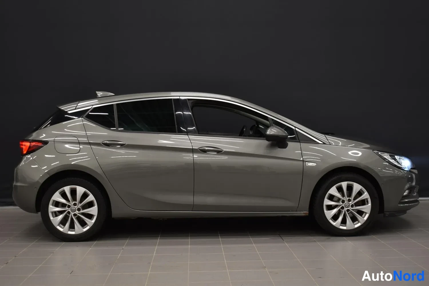 Harmaa Opel Astra 2018, sivulta, kuva 5