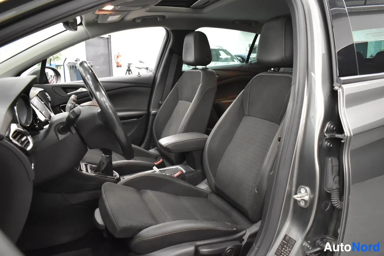 Harmaa Opel Astra 2018, etuistuimet, kuva 17