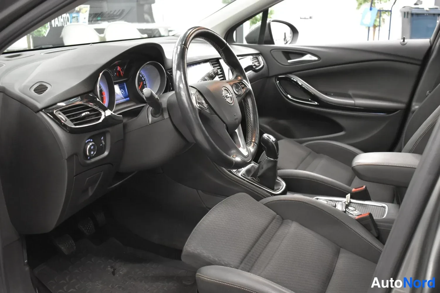 Harmaa Opel Astra 2018, ohjaamo, kuva 15