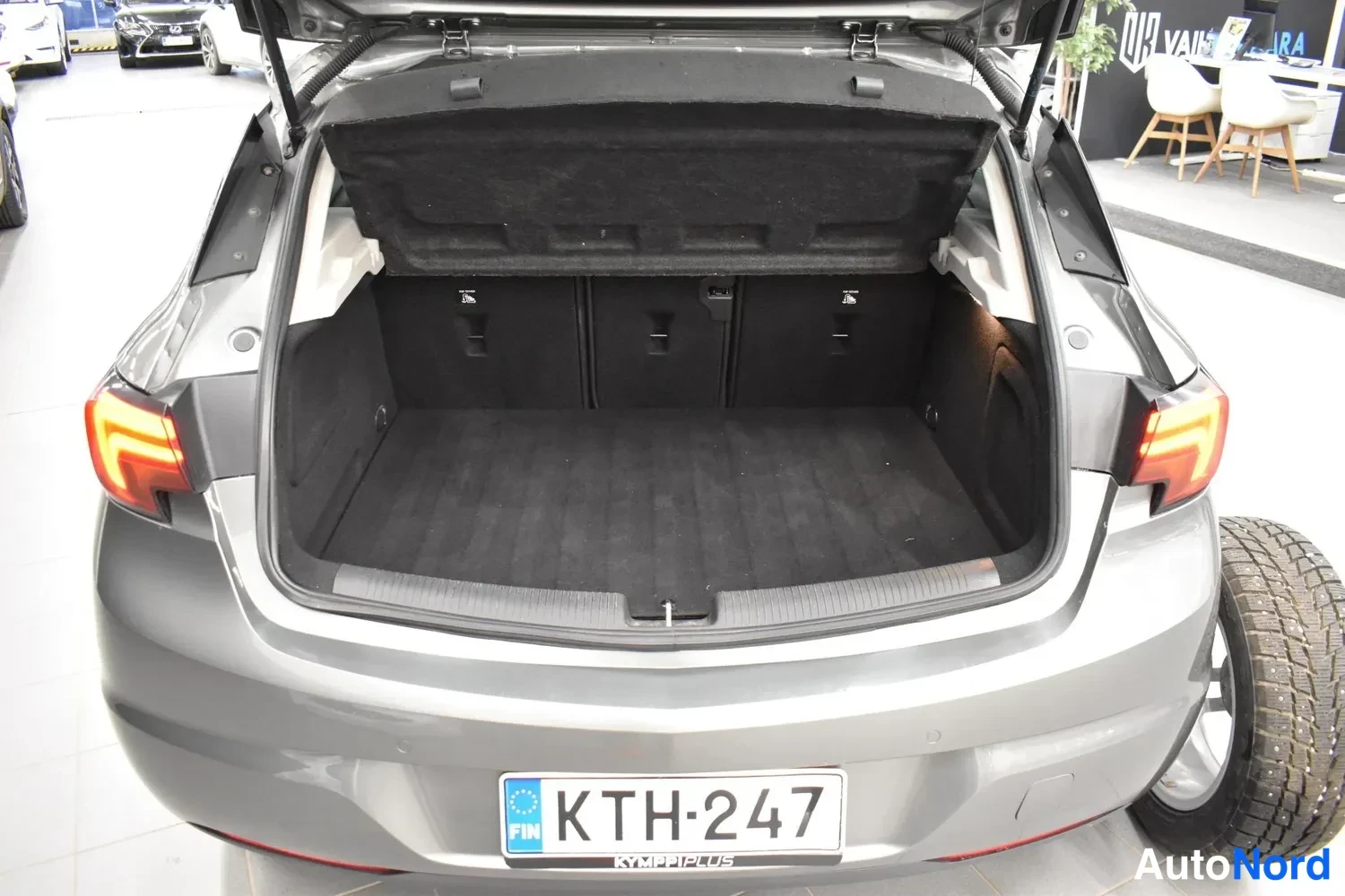 Harmaa Opel Astra 2018, tavaratila, kuva 18