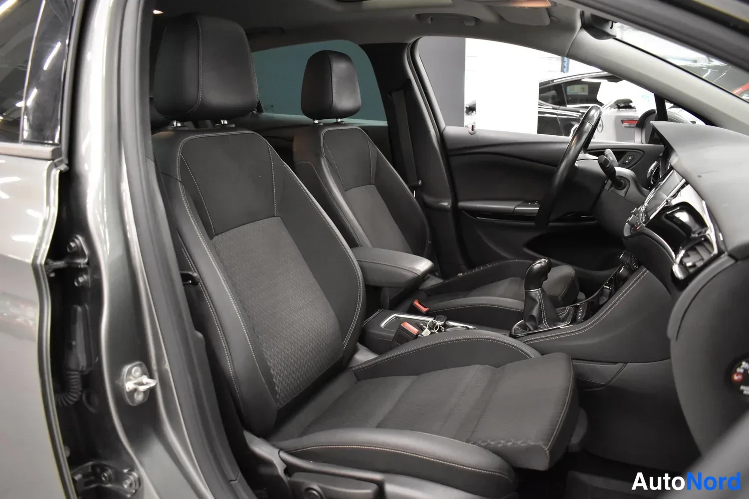 Harmaa Opel Astra 2018, ohjaamo, kuva 16