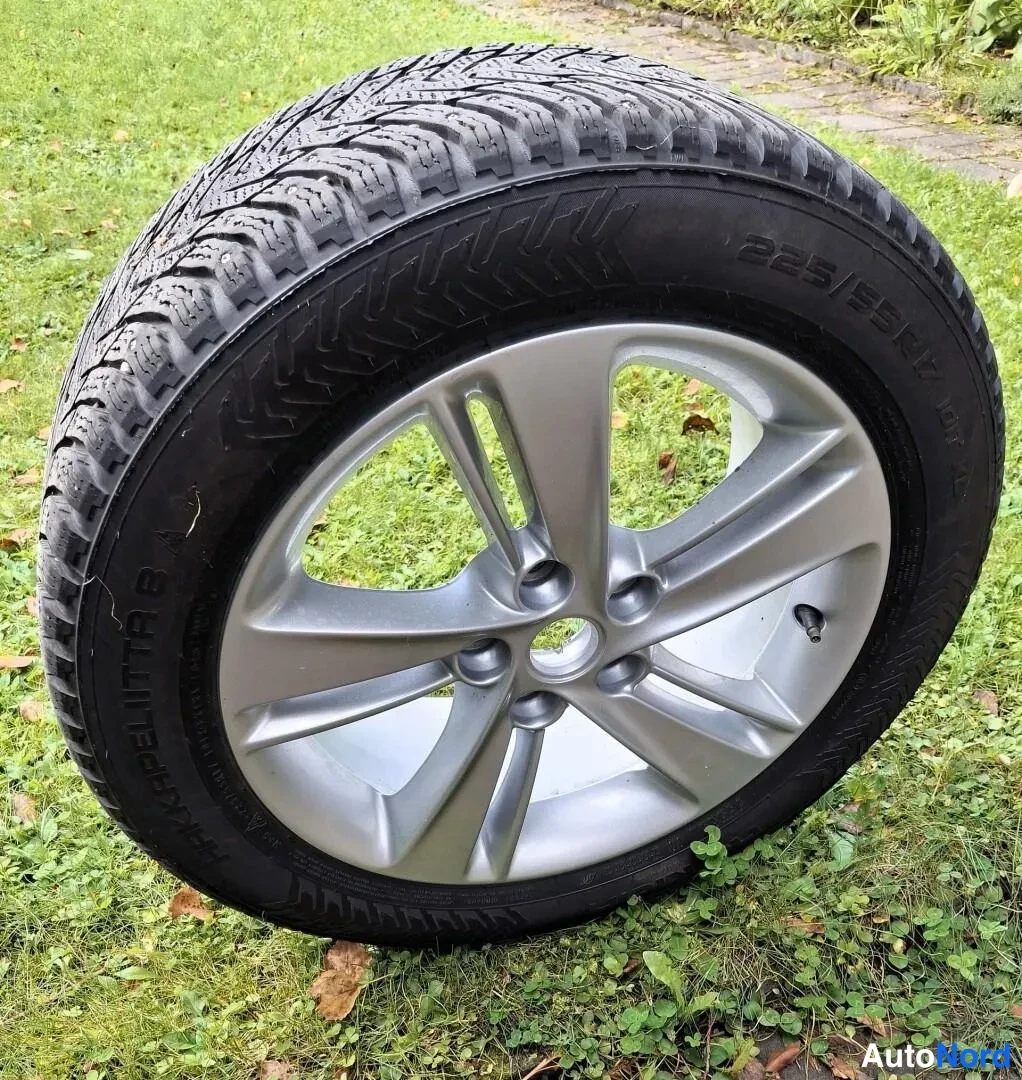 Muu: Helmarengas vanteella nurmikolla, rengaskoko 225/55 R17.