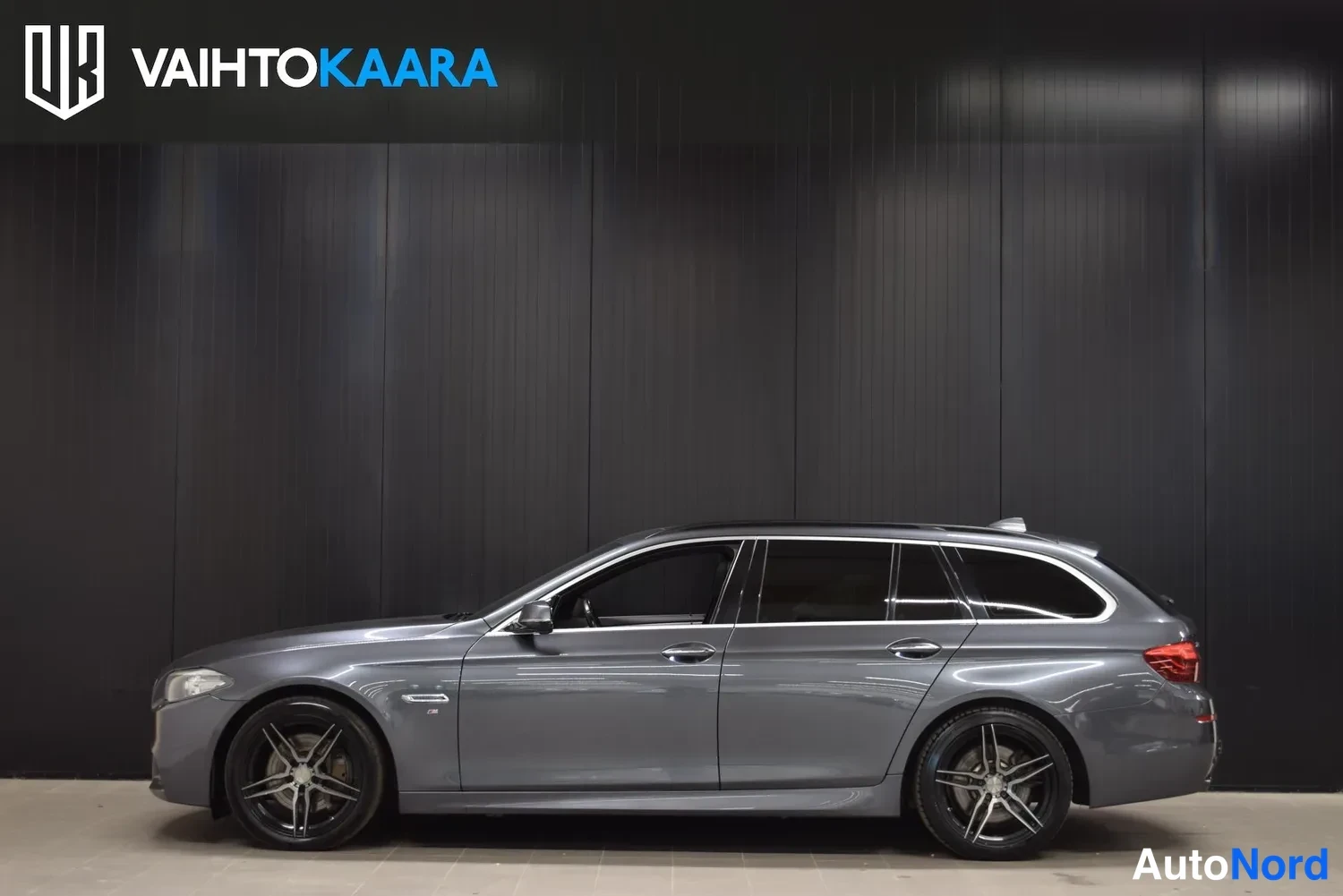 Harmaa BMW 530d xDrive 2016, sivulta, kuva 7