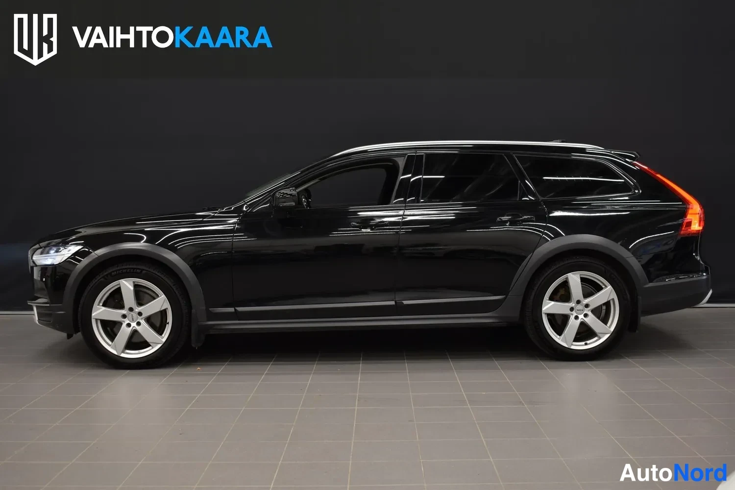 Musta Volvo V90 Cross Country 2018, sivulta, kuva 5