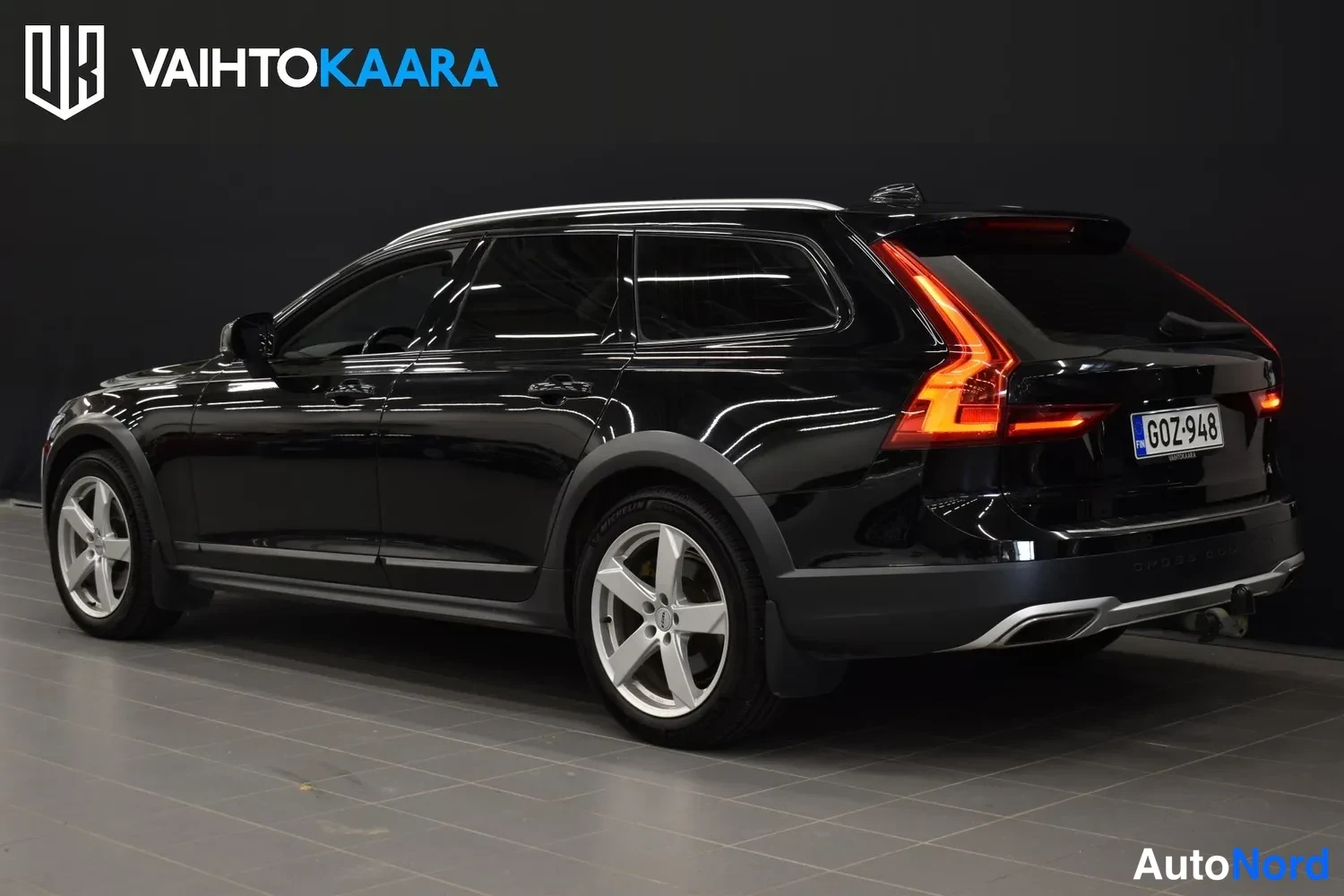 Musta Volvo V90 Cross Country 2018, takaviisto, kuva 8