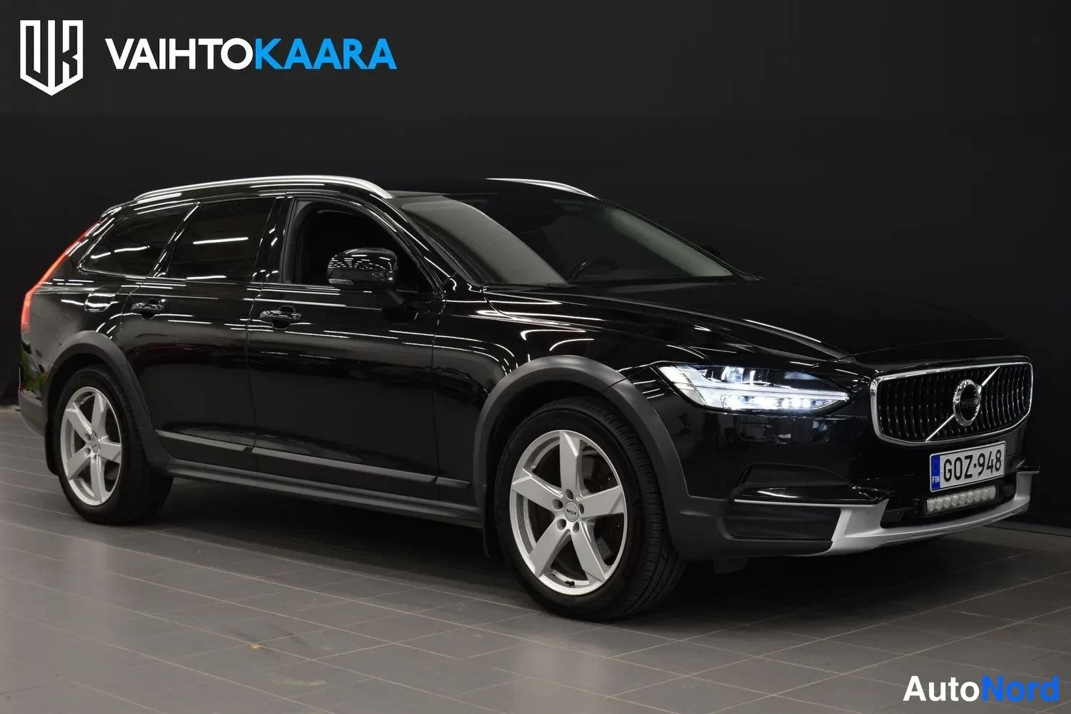 Musta Volvo V90 Cross Country 2018, etuviisto, keula oikealle, kuva 3