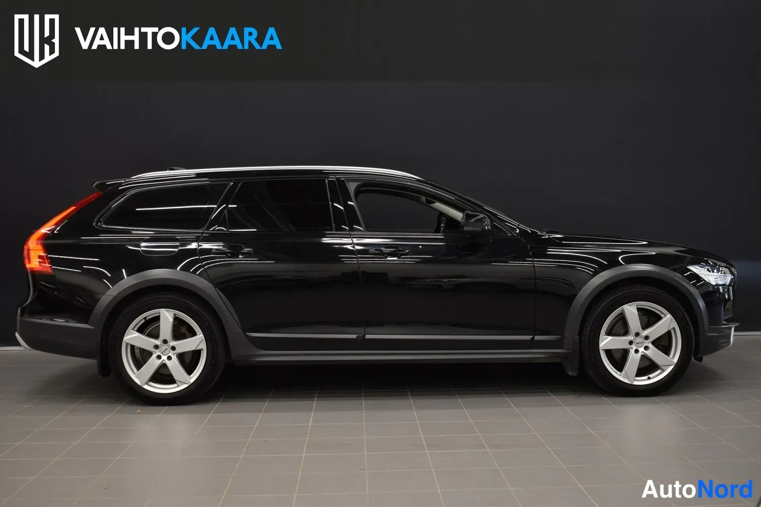 Musta Volvo V90 Cross Country 2018, sivulta, kuva 6