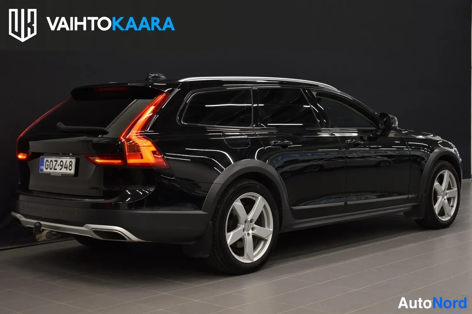Musta Volvo V90 Cross Country 2018, takaviisto, kuva 9