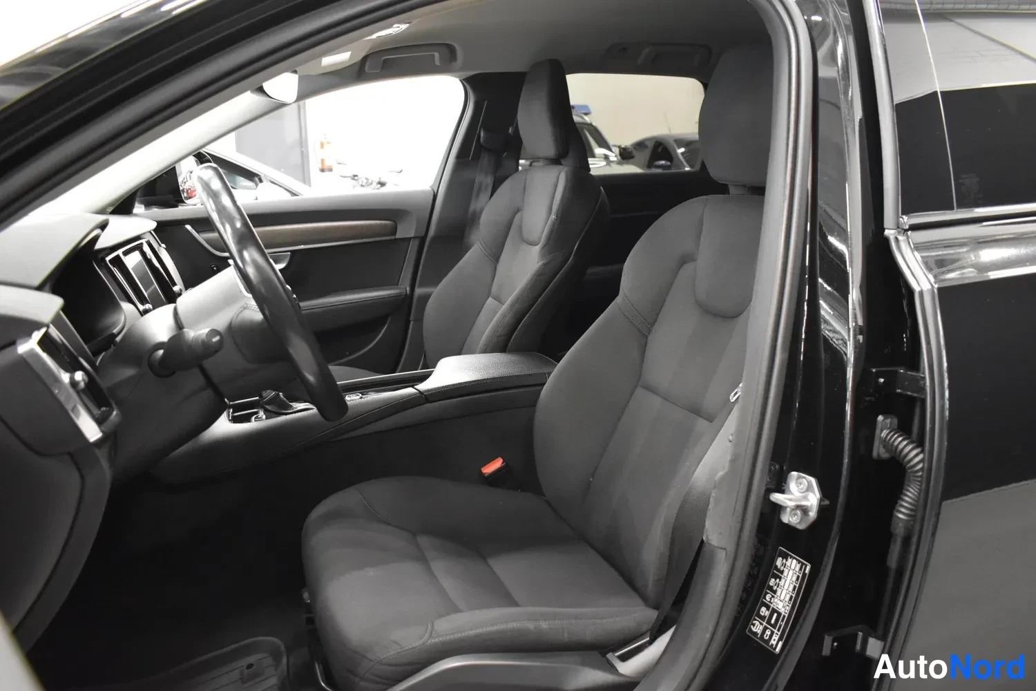 Musta Volvo V90 Cross Country 2018, etuistuimet, kuva 12