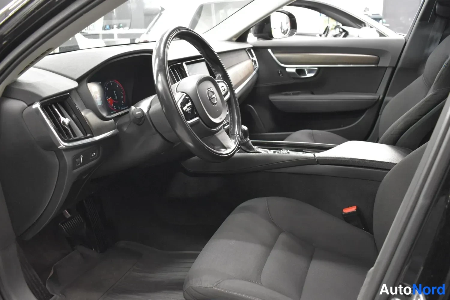 Musta Volvo V90 Cross Country 2018, ohjaamo, kuva 10