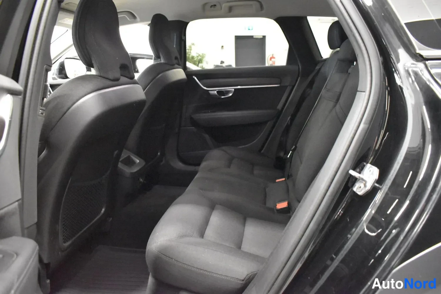 Musta Volvo V90 Cross Country 2018, takaistuimet, kuva 14