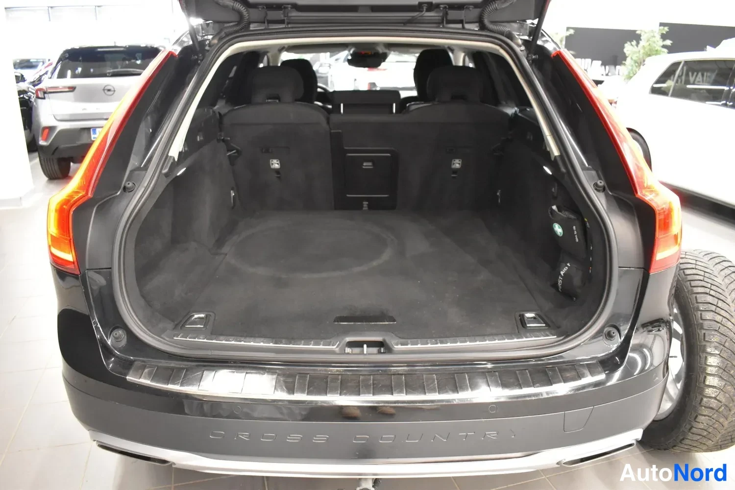 Musta Volvo V90 Cross Country 2018, tavaratila, kuva 15