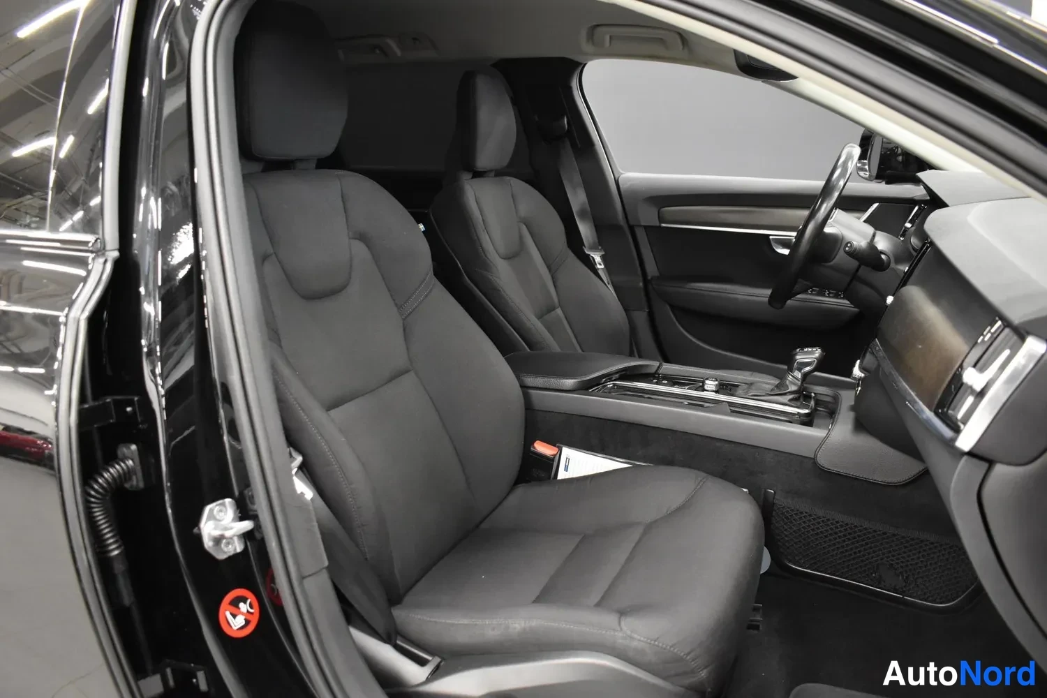 Musta Volvo V90 Cross Country 2018, etuistuimet, kuva 13