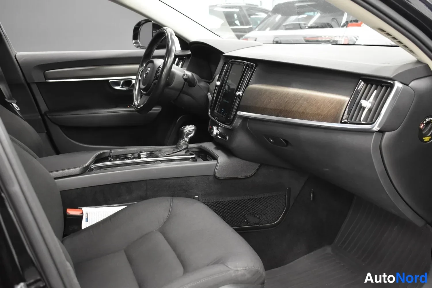 Musta Volvo V90 Cross Country 2018, ohjaamo, kuva 11